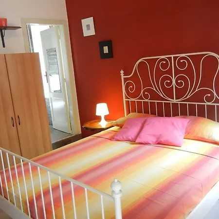 - Homstel * Ταορμίνα